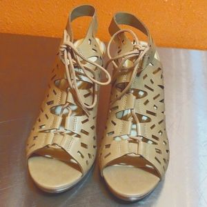 Amelia Grace tie up tan 4 inch heel 9m